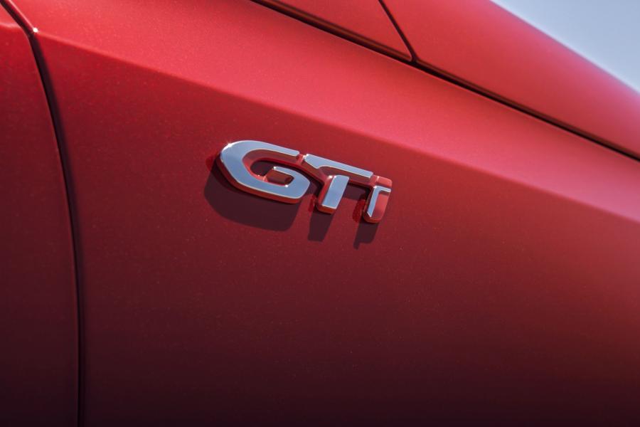 Логотип Peugeot 308 GTi 2015 года  (фото 33 из 65)